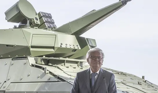 Rheinmetall-Chef Armin Papperger vor einem Skyranger-30-Flugabwehrsystem in Kassel.