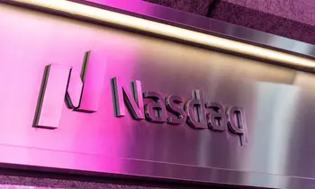 Metallschild mit dem Nasdaq-Logo und dem Schriftzug Nasdaq, das in Pink und Magenta beleuchtet wird.