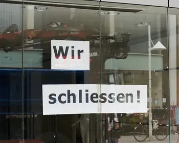 Wir schließen steht auf einem Schaufenster. 