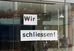 Wir schließen steht auf einem Schaufenster. 