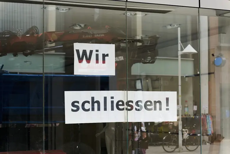 Wir schließen steht auf einem Schaufenster. 