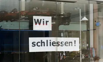 Wir schließen steht auf einem Schaufenster. 