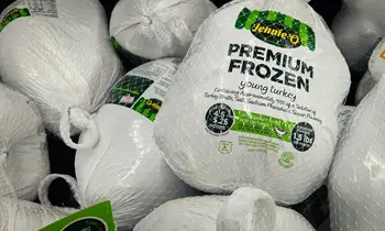 Mehrere verpackte Tiefkühlputen in einer Supermarktauslage.