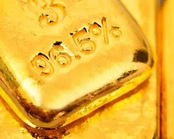 Nahaufnahme eines Goldbarrens mit Praegung