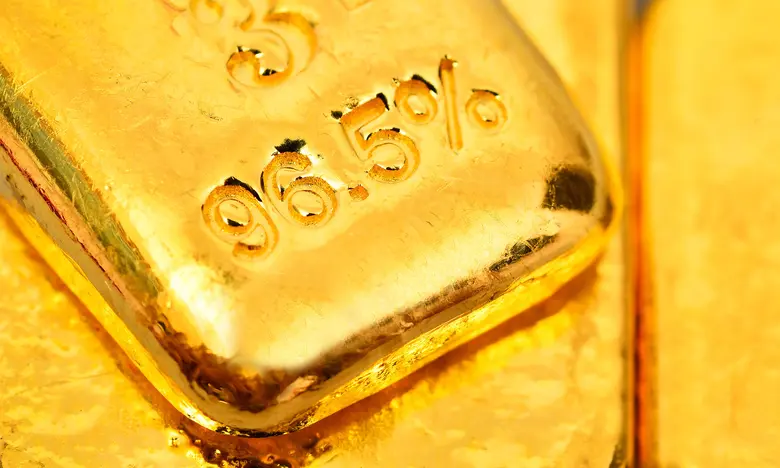 Nahaufnahme eines Goldbarrens mit Praegung