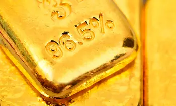 Nahaufnahme eines Goldbarrens mit Praegung