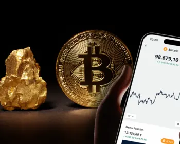 Das Foto zeigt einen Goldklumpen auf der linken Seite, in der Mitte einen Bitcoin und rechts ein Handy mit einem Aktienchart.