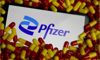 Pfizer-Logo auf Bildschirm vor Medikamenten. 