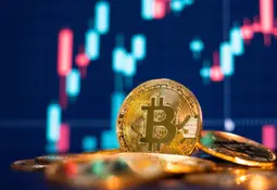 Bitcoinmünzen vor Kurstafel.