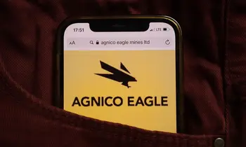 Smartphone mit Agnico-Eagle-Mines-Logo in einer Jeanshosentasche