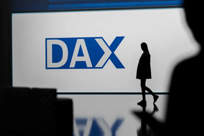 Großer blauer DAX-Schriftzug auf heller Fläche, rechts davon die Silhouette einer Person.
