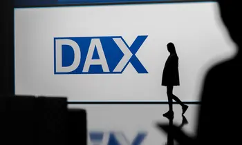 Großer blauer DAX-Schriftzug auf heller Fläche, rechts davon die Silhouette einer Person.
