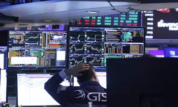 Börsenhändler vor Bildschirmen an der NYSE. 