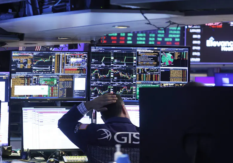 Börsenhändler vor Bildschirmen an der NYSE. 