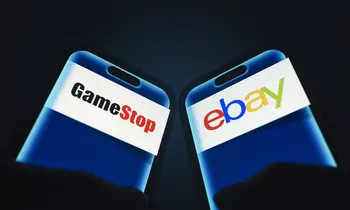 Zwei Smartphones mit GameStop- und eBay-Logo auf den Displays.