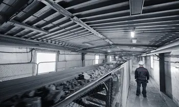 Förderband in unterirdischem Bergwerkstunnel