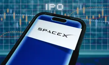 Smartphone mit dem SpaceX-Logo auf dem Display vor einem blauen Kursdiagramm mit dem Schriftzug IPO.