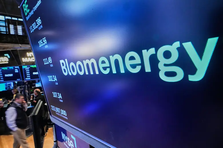 Bloom-Energy-Logo auf einem Börsenbildschirm über dem Parkett der New York Stock Exchange.
