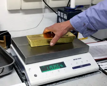 Ein Goldbarren liegt auf einer Waage in einer Edelmetallraffinerie.