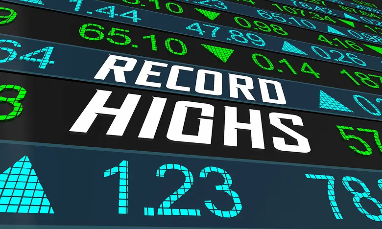 Digitale Börsentafel mit dem Schriftzug „Record Highs“ und steigenden Kursanzeigen – Symbol für starke Aktien und neue Allzeithochs.