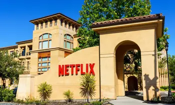 Netflix-Zentrale mit Logo am Eingang in Kalifornien