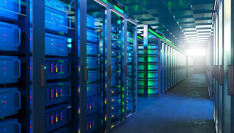 Serverracks mit LED-Statusanzeigen in einem modernen Rechenzentrum