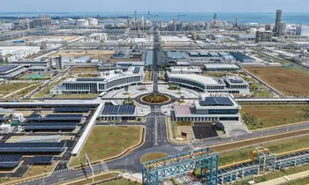 Luftaufnahme der BASF-Chemieanlage mit Produktionsanlagen, Straßen und Verwaltungsgebäuden in Zhanjiang an der Küste.