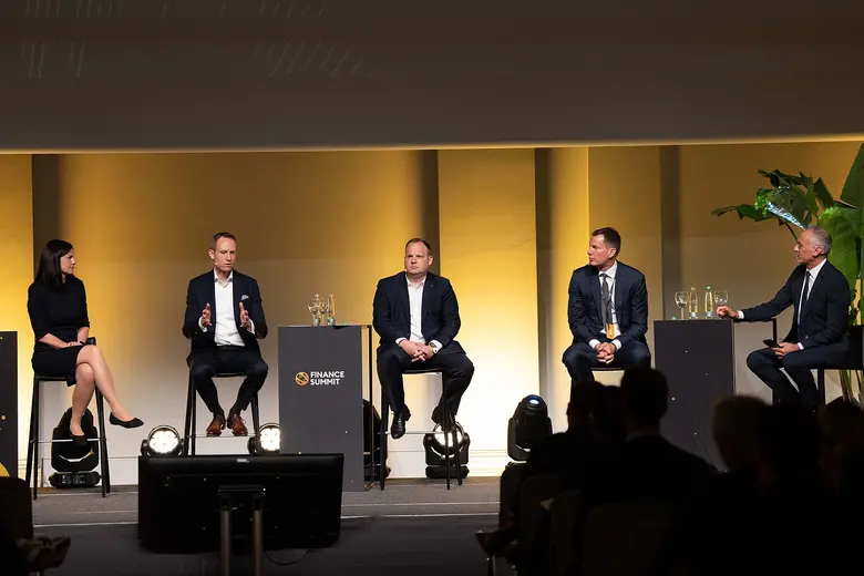 Fünf Experten diskutieren beim Finance Summit in Stuttgart über Kapitalmarkt und Börsengang.
