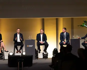 Fünf Experten diskutieren beim Finance Summit in Stuttgart über Kapitalmarkt und Börsengang.