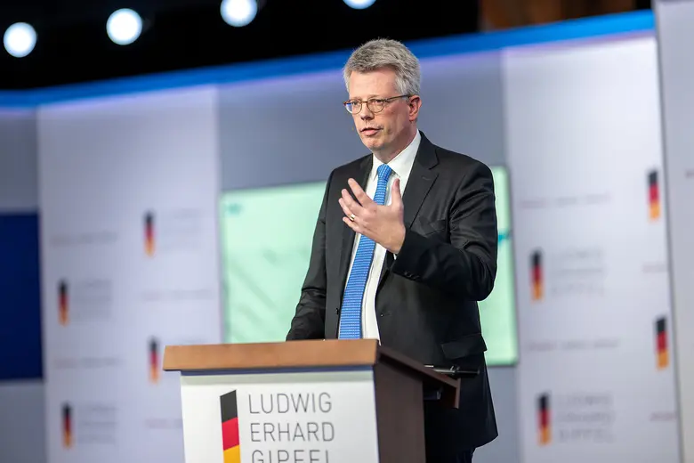 Hubertus Bardt im Anzug an einem Rednerpult beim Ludwig-Erhard-Gipfel.