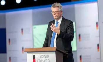 Hubertus Bardt im Anzug an einem Rednerpult beim Ludwig-Erhard-Gipfel.