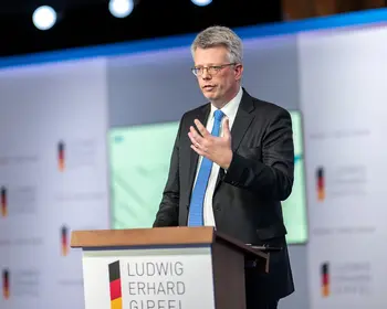 Hubertus Bardt im Anzug an einem Rednerpult beim Ludwig-Erhard-Gipfel.