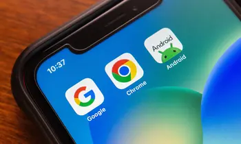 Smartphone mit Google-, Chrome- und Android-Apps auf dem Display