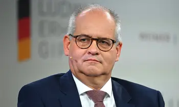 Carsten Klude sitzt auf dem Podum des Ludwig-Erhard-Gipfels.