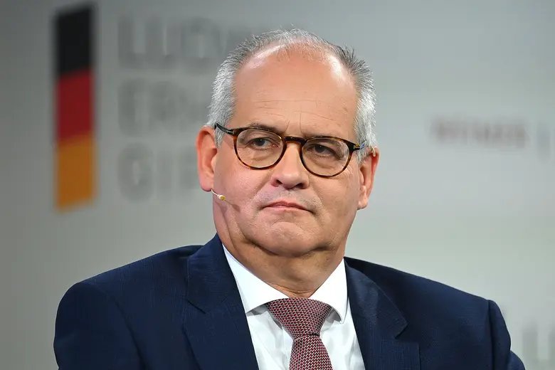 Carsten Klude sitzt auf dem Podum des Ludwig-Erhard-Gipfels.