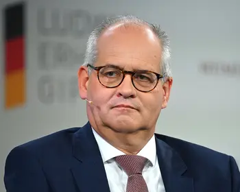 Carsten Klude sitzt auf dem Podum des Ludwig-Erhard-Gipfels.