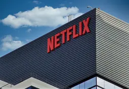 Netflix-Schriftzug auf Gebäude.