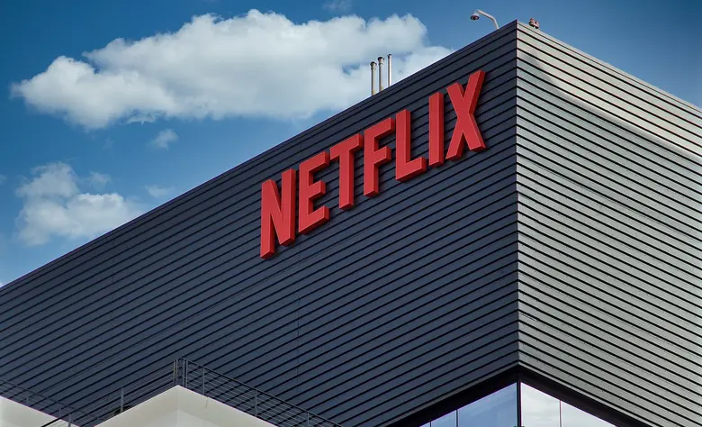 Netflix-Schriftzug auf Gebäude.