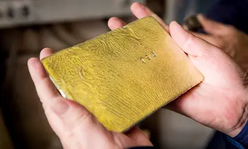 Goldbarren in zwei Händen