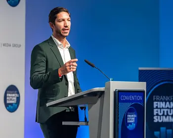 Lukas Enzersdorfer-Konrad auf dem Finance & Future Summit.