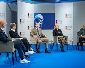 Fünf Personen sitzen bei einer Podiumsdiskussion auf einer Bühne des Ludwig-Erhard-Gipfels.