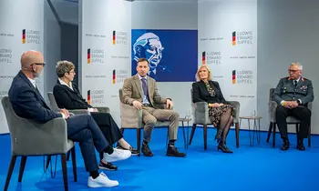 Fünf Personen sitzen bei einer Podiumsdiskussion auf einer Bühne des Ludwig-Erhard-Gipfels.