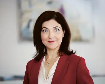 Katharina Reiche im roten Blazer
