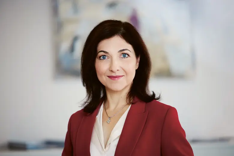 Katharina Reiche im roten Blazer