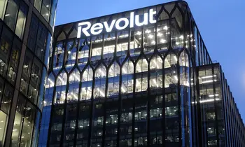 Beleuchtetes Revolut-Gebäude mit großem Schriftzug am Abend.