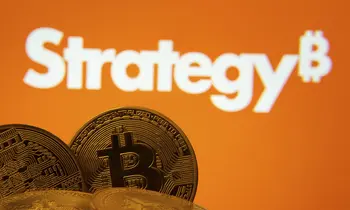 Strategy-Logo und Bitcoins.