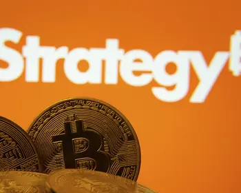 Strategy-Logo und Bitcoins.