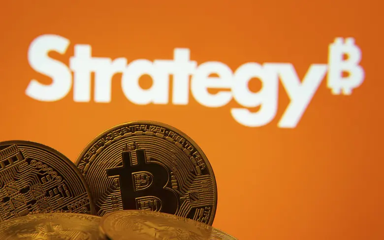 Strategy-Logo und Bitcoins.