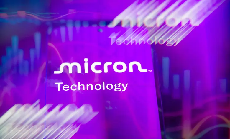 Weißer Schriftzug Micron Technology auf violettem Hintergrund, darüber und darunter verwischte helle Wiederholungen des Schriftzugs.