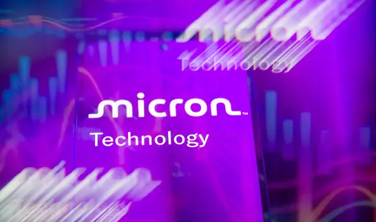 Weißer Schriftzug Micron Technology auf violettem Hintergrund, darüber und darunter verwischte helle Wiederholungen des Schriftzugs.